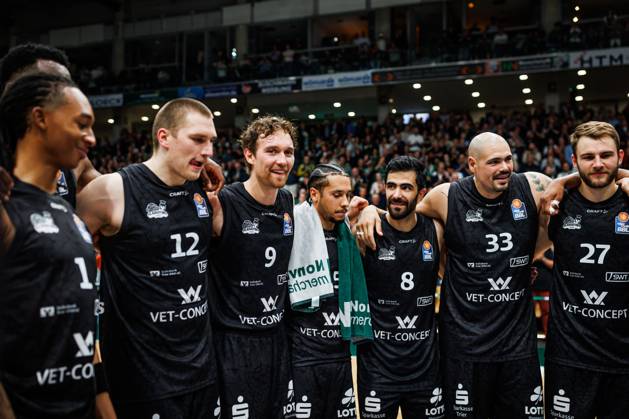 Austin Crowley (Gladiators Trier), Marten Linssen (Gladiators Trier), Marco Hollersbacher (Gladiators Trier), Jordan Roland (Gladiators Trier), Behnam Yakhchali (Gladiators Trier), Maik Zirbes (Gladiators Trier), Moritz Krimmer (Gladiators Trier), Jubel, Freude, Emotionen Vet Concept Gladiators Trier vs Alba Berlin, Basketball, easyCredit BBL, 5. Spieltag, Saison 2026 2027, 10.10.2026 Vet Concept Gladiators Trier vs Alba Berlin, Basketball, easyCredit BBL, 5. Spieltag, Saison 2026 2027, 10.10.2026 Copyright: xEibnerxPressefotox EP_ANS