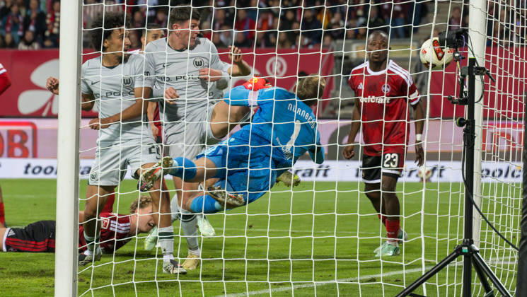 10.10.2026 - Fussball - Saison 2026 2027 - 2. Fussball - Bundesliga - 07. Spieltag: 1. FC Nürnberg FCN ( Club ) - VfL Wolfsburg WOB Wölfe - Sportfoto Zink - xwoxzix - DFL regulations prohibit any use of photographs as image sequences and or quasi-video - only for editorial use - Alessio Besio (23, VfL Wolfsburg ) erzielt Treffer Tor Torschuß zum 3:3 gegen Jan Reichert (1, 1. FC Nürnberg FCN ) -