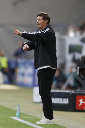 Trainer Merlin Polzin (HSV) im Bundesliga-Spiel zwischen der TSG 1899 Hoffenheim und dem Hamburger SV in der PreZero Arena, Sinsheim, Deutschland, am 10. Oktober 2026. in action during the Bundesliga match between TSG 1899 Hoffenheim and Hamburger SV at the PreZero Arena, Sinsheim, Germany, on October 10, 2026. DFB DFL REGULATIONS PROHIBIT ANY USE OF PHOTOGRAPHS AS IMAGE SEQUENCES AND OR QUASI-VIDEO, Copyright: HMBxMedia xHeikoxBecker