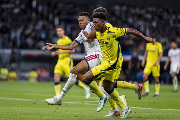 Real Madrid CF v Villarreal CF - LaLiga EA Sports 2026 27 Kylian Mbappe of Real Madrid CF (L) is in action with the ball defended by Alex Freeman of Villarreal CF (R) during the LaLiga EA Sports football match between Real Madrid CF and Villarreal CF at Estadio Bernabeu on October 10, 2026 in Madrid, Spain. Madrid Estadio Bernabeu Madrid Spain Copyright: xAlbertoxGardinx AGardin_20261010_Rea_Mad_Vil_0042