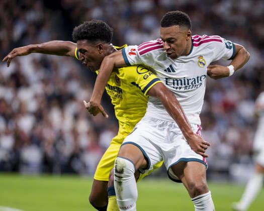 Real Madrid CF v Villarreal CF - LaLiga EA Sports 2026 27 Kylian Mbappe of Real Madrid CF (R) is in action with the ball defended by Alex Freeman of Villarreal CF (L) during the LaLiga EA Sports football match between Real Madrid CF and Villarreal CF at Estadio Bernabeu on October 10, 2026 in Madrid, Spain. Madrid Estadio Bernabeu Madrid Spain Copyright: xAlbertoxGardinx AGardin_20261010_Rea_Mad_Vil_0045