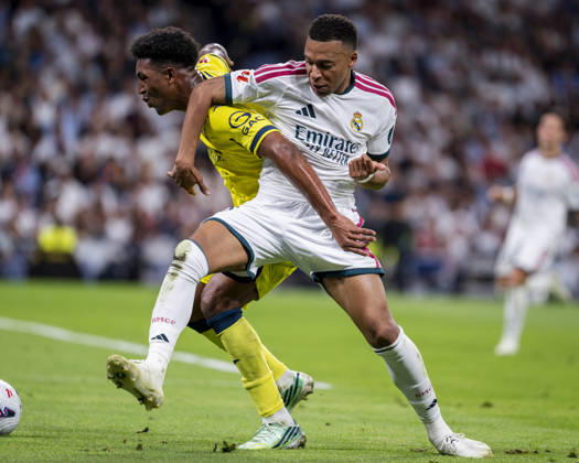 Real Madrid CF v Villarreal CF - LaLiga EA Sports 2026 27 Kylian Mbappe of Real Madrid CF (R) is in action with the ball defended by Alex Freeman of Villarreal CF (L) during the LaLiga EA Sports football match between Real Madrid CF and Villarreal CF at Estadio Bernabeu on October 10, 2026 in Madrid, Spain. Madrid Estadio Bernabeu Madrid Spain Copyright: xAlbertoxGardinx AGardin_20261010_Rea_Mad_Vil_0046
