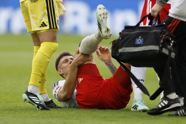 Nicolai Remberg (HSV), verletzt, verletzung, injury, im Bundesliga-Spiel zwischen der TSG 1899 Hoffenheim und dem Hamburger SV in der PreZero Arena, Sinsheim, Deutschland, am 10. Oktober 2026. in action during the Bundesliga match between TSG 1899 Hoffenheim and Hamburger SV at the PreZero Arena, Sinsheim, Germany, on October 10, 2026. DFB DFL REGULATIONS PROHIBIT ANY USE OF PHOTOGRAPHS AS IMAGE SEQUENCES AND OR QUASI-VIDEO, Copyright: HMBxMedia xHeikoxBecker