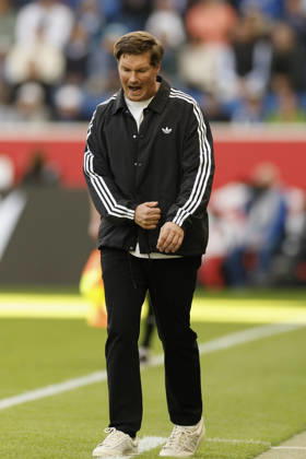 Trainer Merlin Polzin (HSV) im Bundesliga-Spiel zwischen der TSG 1899 Hoffenheim und dem Hamburger SV in der PreZero Arena, Sinsheim, Deutschland, am 10. Oktober 2026. in action during the Bundesliga match between TSG 1899 Hoffenheim and Hamburger SV at the PreZero Arena, Sinsheim, Germany, on October 10, 2026. DFB DFL REGULATIONS PROHIBIT ANY USE OF PHOTOGRAPHS AS IMAGE SEQUENCES AND OR QUASI-VIDEO, Copyright: HMBxMedia xHeikoxBecker