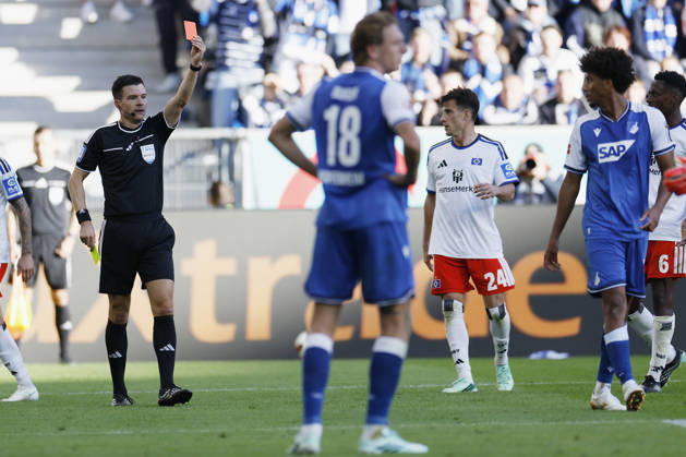 Schiedsrichter, Referee: Harm Osmers l. zeigt Bernardo (TSG Hoffenheim) r. die gelb rote Karte, Rote Karte für,Red card, Platzverweis, Ampelkarte im Bundesliga-Spiel zwischen der TSG 1899 Hoffenheim und dem Hamburger SV in der PreZero Arena, Sinsheim, Deutschland, am 10. Oktober 2026. in action during the Bundesliga match between TSG 1899 Hoffenheim and Hamburger SV at the PreZero Arena, Sinsheim, Germany, on October 10, 2026. DFB DFL REGULATIONS PROHIBIT ANY USE OF PHOTOGRAPHS AS IMAGE SEQUENCES AND OR QUASI-VIDEO, Copyright: HMBxMedia xHeikoxBecker