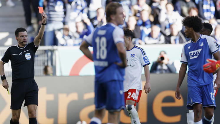 Schiedsrichter, Referee: Harm Osmers l. zeigt Bernardo (TSG Hoffenheim) r. die gelb rote Karte, Rote Karte für,Red card, Platzverweis, Ampelkarte im Bundesliga-Spiel zwischen der TSG 1899 Hoffenheim und dem Hamburger SV in der PreZero Arena, Sinsheim, Deutschland, am 10. Oktober 2026. in action during the Bundesliga match between TSG 1899 Hoffenheim and Hamburger SV at the PreZero Arena, Sinsheim, Germany, on October 10, 2026. DFB DFL REGULATIONS PROHIBIT ANY USE OF PHOTOGRAPHS AS IMAGE SEQUENCES AND OR QUASI-VIDEO, Copyright: HMBxMedia xHeikoxBecker