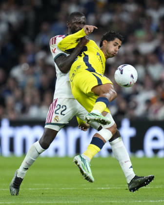 ESP: Real Madrid - Villarreal CF. La Liga EA Sports. Matchday 8. Antonio Rudiger of Real Madrid CF and Ayoze Perez of Villarreal CF during the La Liga EA Sports match between Real Madrid and Villarreal CF played at Santiago Bernabeu Stadium on 10 Oct 2026 in Madrid, Spain. kpng Copyright: xCesarxCebollax xPRESSINPHOTOx PS_2627_RMA_VIL_061