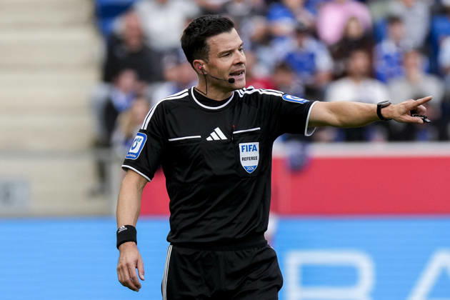 Harm Osmers (Schiedsrichter), gibt Anweisungen, gestikuliert, mit den Armen gestikulieren, Einzelbild, Einzelfoto, Aktion, Action, 10.10.2026, Sinsheim (Deutschland), Fussball, Bundesliga, TSG 1899 Hoffenheim - Hamburger SV, DFB DFL REGULATIONS PROHIBIT ANY USE OF PHOTOGRAPHS AS IMAGE SEQUENCES AND OR QUASI-VIDEO.