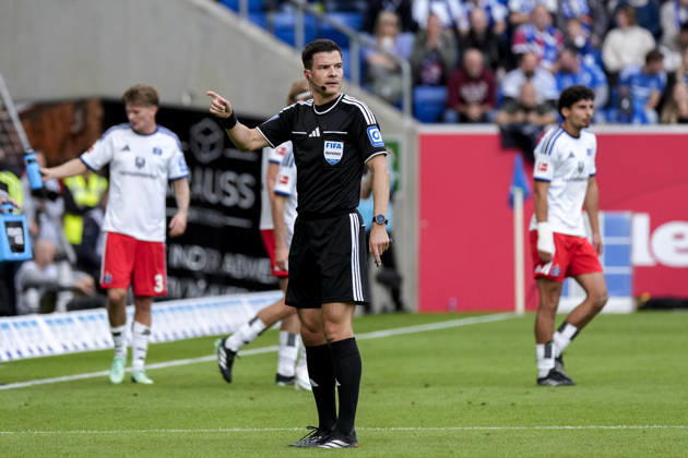 Harm Osmers (Schiedsrichter), gibt Anweisungen, gestikuliert, mit den Armen gestikulieren, Aktion, Action, Spielszene, 10.10.2026, Sinsheim (Deutschland), Fussball, Bundesliga, TSG 1899 Hoffenheim - Hamburger SV, DFB DFL REGULATIONS PROHIBIT ANY USE OF PHOTOGRAPHS AS IMAGE SEQUENCES AND OR QUASI-VIDEO.