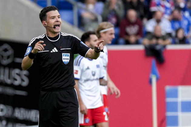 Harm Osmers (Schiedsrichter), gibt Anweisungen, gestikuliert, mit den Armen gestikulieren, Einzelbild, Einzelfoto, Aktion, Action, 10.10.2026, Sinsheim (Deutschland), Fussball, Bundesliga, TSG 1899 Hoffenheim - Hamburger SV, DFB DFL REGULATIONS PROHIBIT ANY USE OF PHOTOGRAPHS AS IMAGE SEQUENCES AND OR QUASI-VIDEO.