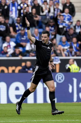 Harm Osmers (Schiedsrichter), gibt Anweisungen, gestikuliert, mit den Armen gestikulieren, Freisteller, Ganzkörper, Einzelbild, Einzelfoto, Aktion, Action, 10.10.2026, Sinsheim (Deutschland), Fussball, Bundesliga, TSG 1899 Hoffenheim - Hamburger SV, DFB DFL REGULATIONS PROHIBIT ANY USE OF PHOTOGRAPHS AS IMAGE SEQUENCES AND OR QUASI-VIDEO.