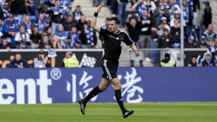 Harm Osmers (Schiedsrichter), gibt Anweisungen, gestikuliert, mit den Armen gestikulieren, Freisteller, Ganzkörper, Einzelbild, Einzelfoto, Aktion, Action, 10.10.2026, Sinsheim (Deutschland), Fussball, Bundesliga, TSG 1899 Hoffenheim - Hamburger SV, DFB DFL REGULATIONS PROHIBIT ANY USE OF PHOTOGRAPHS AS IMAGE SEQUENCES AND OR QUASI-VIDEO.