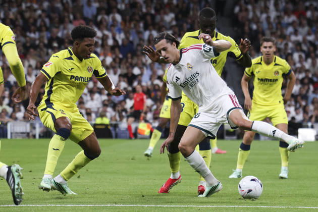 Real Madrid v Villarreal - La Liga EA Sports 2026 27 October 10, 2026, Estadio Santiago Bernabeu, Madrid, Spain: Alvaro Carreras of Real Madrid is defended by Alex Freeman and Pape Alassane Gueye of Villarreal during La Liga EA Sports match between Real Madrid and Villarreal at Estadio Santiago Bernabeu on October 10, 2026 in Madrid, Spain. Madrid Estadio Santiago Bernabeu Madrid Spain Copyright: xAlejandroxMatiasxAcostax