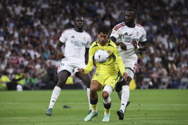 Real Madrid v Villarreal - La Liga EA Sports 2026 27 October 10, 2026, Estadio Santiago Bernabeu, Madrid, Spain: Ayoze Perez of Villarreal fights for the ball against Antonio Rudiger of Real Madrid during La Liga EA Sports match between Real Madrid and Villarreal at Estadio Santiago Bernabeu on October 10, 2026 in Madrid, Spain. Madrid Estadio Santiago Bernabeu Madrid Spain Copyright: xAlejandroxMatiasxAcostax