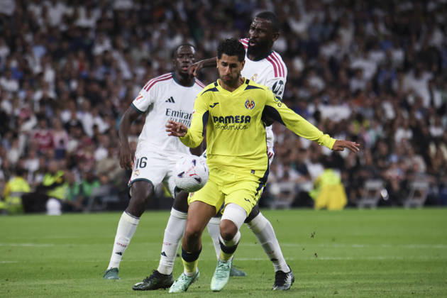 Real Madrid v Villarreal - La Liga EA Sports 2026 27 October 10, 2026, Estadio Santiago Bernabeu, Madrid, Spain: Ayoze Perez of Villarreal fights for the ball against Antonio Rudiger of Real Madrid during La Liga EA Sports match between Real Madrid and Villarreal at Estadio Santiago Bernabeu on October 10, 2026 in Madrid, Spain. Madrid Estadio Santiago Bernabeu Madrid Spain Copyright: xAlejandroxMatiasxAcostax