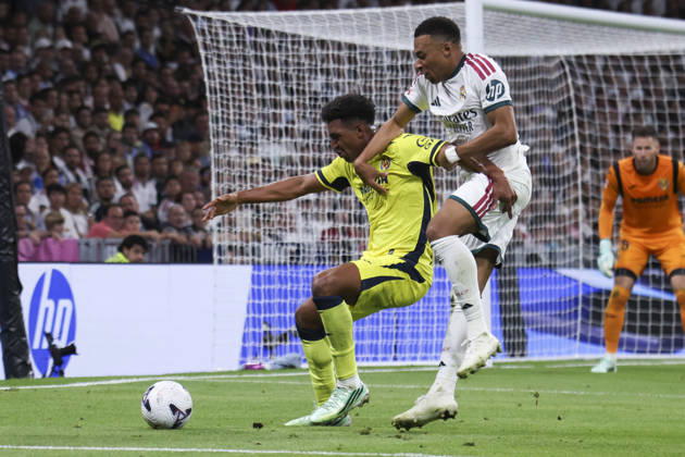 Real Madrid v Villarreal - La Liga EA Sports 2026 27 October 10, 2026, Estadio Santiago Bernabeu, Madrid, Spain: Kylian Mbappe of Real Madrid fights for the ball against Alex Freeman during La Liga EA Sports match between Real Madrid and Villarreal at Estadio Santiago Bernabeu on October 10, 2026 in Madrid, Spain. Madrid Estadio Santiago Bernabeu Madrid Spain Copyright: xAlejandroxMatiasxAcostax