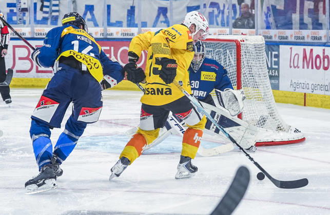 10 10 2026, Quinto, Gottardo Arena, NL: HC Ambri-Piotta v SC Bern: 15 Miro Aaltonen (Bern) against 14 William Worge Kreu (Ambri) Quinto Gottardo Arena Ticino Switzerland Copyright: xJustPictures.ch JarixPestelaccix jp-en-JaPe-JP6_JAr_NL_HCAP_SCBern_10Ott2026_000094