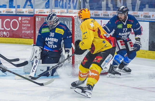10 10 2026, Quinto, Gottardo Arena, NL: HC Ambri-Piotta v SC Bern: 30 goalkeeper Philip Wuthrich (Ambri) saves on Topscorer Ian Mitchell (Bern) Quinto Gottardo Arena Ticino Switzerland Copyright: xJustPictures.ch JarixPestelaccix jp-en-JaPe-JP6_JAr_NL_HCAP_SCBern_10Ott2026_000097