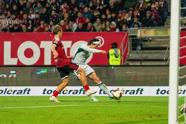 Tim Janisch (1. FC Nuernberg, 32) und Fabian Reese (VfL Wolfsburg, 11), GER, 1. FC Nuernberg vs. VfL Wolfsburg, Fussball, 2. Bundesliga, 7. Spieltag, Saison 2026 2027, 10.10.2026, DFL REGULATIONS PROHIBIT ANY USE OF PHOTOGRAPHS AS IMAGE SEQUENCES AND OR QUASI-VIDEO, GER, 1. FC Nuernberg vs. VfL Wolfsburg, Fussball, 2. Bundesliga, 7. Spieltag, Saison 2026 2027, 10.10.2026 Nuernberg Copyright: xEibner-Pressefoto MaxxVogelx EP_MVL