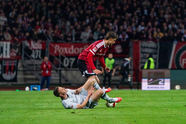 Yannick Gerhardt (VfL Wolfsburg, 31) und Fynn Otto (1. FC Nuernberg, 20), GER, 1. FC Nuernberg vs. VfL Wolfsburg, Fussball, 2. Bundesliga, 7. Spieltag, Saison 2026 2027, 10.10.2026, DFL REGULATIONS PROHIBIT ANY USE OF PHOTOGRAPHS AS IMAGE SEQUENCES AND OR QUASI-VIDEO, GER, 1. FC Nuernberg vs. VfL Wolfsburg, Fussball, 2. Bundesliga, 7. Spieltag, Saison 2026 2027, 10.10.2026 Nuernberg Copyright: xEibner-Pressefoto MaxxVogelx EP_MVL