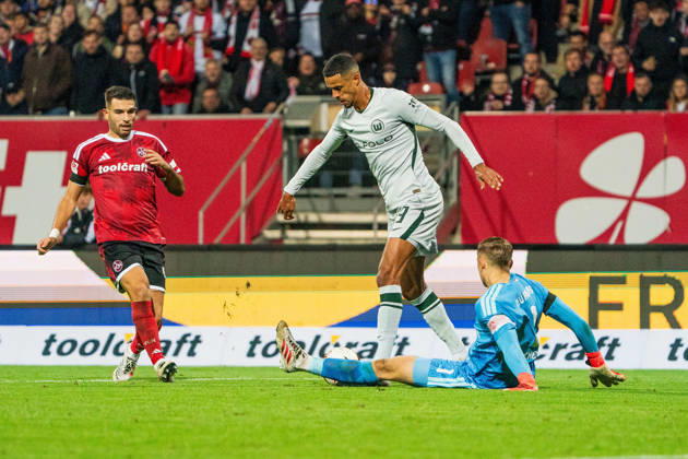 Robert Glatzel (VfL Wolfsburg, 19) und Jan Reichert (1. FC Nuernberg, 01), GER, 1. FC Nuernberg vs. VfL Wolfsburg, Fussball, 2. Bundesliga, 7. Spieltag, Saison 2026 2027, 10.10.2026, DFL REGULATIONS PROHIBIT ANY USE OF PHOTOGRAPHS AS IMAGE SEQUENCES AND OR QUASI-VIDEO, GER, 1. FC Nuernberg vs. VfL Wolfsburg, Fussball, 2. Bundesliga, 7. Spieltag, Saison 2026 2027, 10.10.2026 Nuernberg Copyright: xEibner-Pressefoto MaxxVogelx EP_MVL