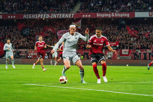 Fabian Reese (VfL Wolfsburg, 11) und Ioannis Masouras (1. FC Nuernberg, 21), GER, 1. FC Nuernberg vs. VfL Wolfsburg, Fussball, 2. Bundesliga, 7. Spieltag, Saison 2026 2027, 10.10.2026, DFL REGULATIONS PROHIBIT ANY USE OF PHOTOGRAPHS AS IMAGE SEQUENCES AND OR QUASI-VIDEO, GER, 1. FC Nuernberg vs. VfL Wolfsburg, Fussball, 2. Bundesliga, 7. Spieltag, Saison 2026 2027, 10.10.2026 Nuernberg Copyright: xEibner-Pressefoto MaxxVogelx EP_MVL