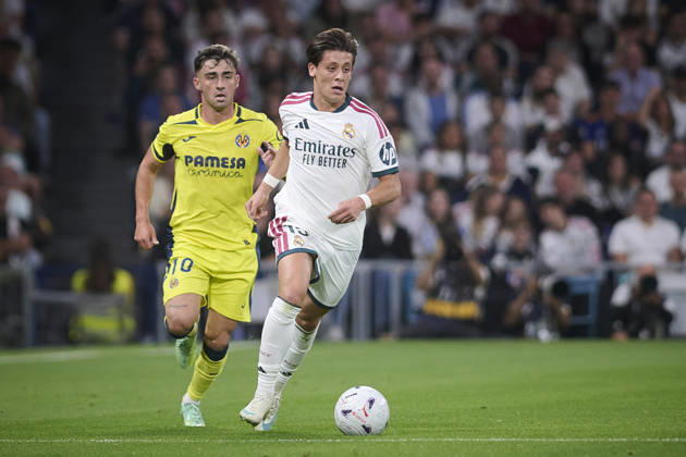 Real Madrid CF™s Arda Guler (r) and Villarreal CFs Alberto Moleiro during La Liga match. October 10 ,2026. (20261010023)