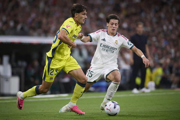 Real Madrid CF™s Arda Guler (r) and Villarreal CFs Sergi Cardona during La Liga match. October 10 ,2026. (20261010024)
