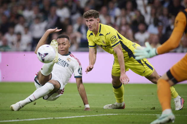 Real Madrid CF™s Kylian Mbappe (l) and Villarreal CFs Pau Navarro during La Liga match. October 10 ,2026. (20261010032)