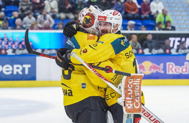 10 10 2026, Quinto, Gottardo Arena, NL: HC Ambri-Piotta v SC Bern: 50 goalkeeper Christof Von Burg (Bern) celebrates with 10 Tristan Scherwey (Bern) Quinto Gottardo Arena Ticino Switzerland Copyright: xJustPictures.ch JarixPestelaccix jp-en-JaPe-JP6_JAr_NL_HCAP_SCBern_10Ott2026_000186