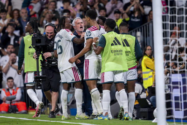 Real Madrid CF v Villarreal CF - LaLiga EA Sports 2026 27 Jose Mourinho, head coach of Real Madrid CF, celebrates a goal with his players (from L to R) Yan Diomande, Jude Bellingham during the LaLiga EA Sports football match between Real Madrid CF and Villarreal CF at Estadio Bernabeu on October 10, 2026 in Madrid, Spain. Madrid Estadio Bernabeu Madrid Spain Copyright: xAlbertoxGardinx AGardin_20261010_Rea_Mad_Vil_0227