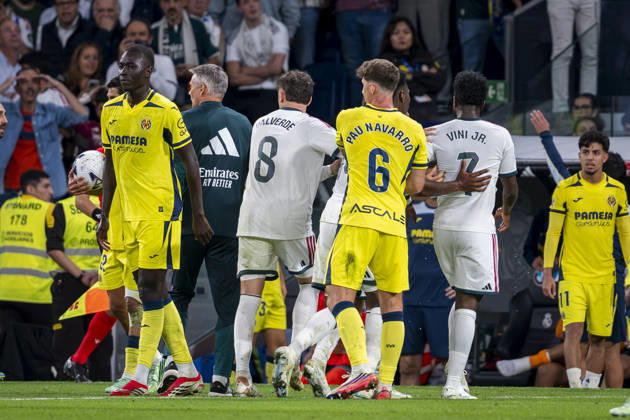 Real Madrid CF v Villarreal CF - LaLiga EA Sports 2026 27 Vinicius Junior of Real Madrid CF (R) is escorted off the pitch by his teammates after being sent off during the LaLiga EA Sports football match between Real Madrid CF and Villarreal CF at Estadio Bernabeu on October 10, 2026 in Madrid, Spain. Madrid Estadio Bernabeu Madrid Spain Copyright: xAlbertoxGardinx AGardin_20261010_Rea_Mad_Vil_0256