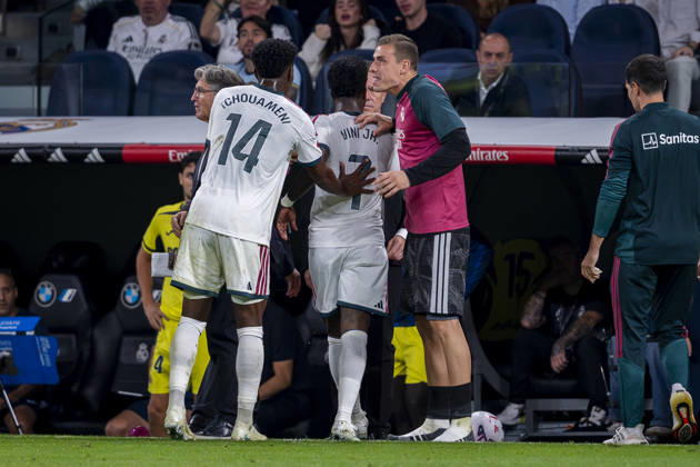 Real Madrid CF v Villarreal CF - LaLiga EA Sports 2026 27 Vinicius Junior of Real Madrid CF (C) is escorted off the pitch by his teammates after being sent off during the LaLiga EA Sports football match between Real Madrid CF and Villarreal CF at Estadio Bernabeu on October 10, 2026 in Madrid, Spain. Madrid Estadio Bernabeu Madrid Spain Copyright: xAlbertoxGardinx AGardin_20261010_Rea_Mad_Vil_0265