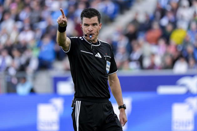 Harm Osmers (Schiedsrichter), gibt Anweisungen, gestikuliert, mit den Armen gestikulieren, Einzelbild, Einzelfoto, Aktion, Action, 10.10.2026, Sinsheim (Deutschland), Fussball, Bundesliga, TSG 1899 Hoffenheim - Hamburger SV, DFB DFL REGULATIONS PROHIBIT ANY USE OF PHOTOGRAPHS AS IMAGE SEQUENCES AND OR QUASI-VIDEO.