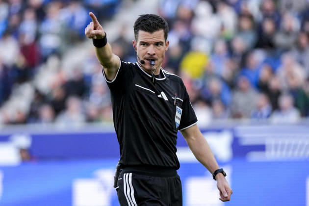Harm Osmers (Schiedsrichter), gibt Anweisungen, gestikuliert, mit den Armen gestikulieren, Einzelbild, Einzelfoto, Aktion, Action, 10.10.2026, Sinsheim (Deutschland), Fussball, Bundesliga, TSG 1899 Hoffenheim - Hamburger SV, DFB DFL REGULATIONS PROHIBIT ANY USE OF PHOTOGRAPHS AS IMAGE SEQUENCES AND OR QUASI-VIDEO.
