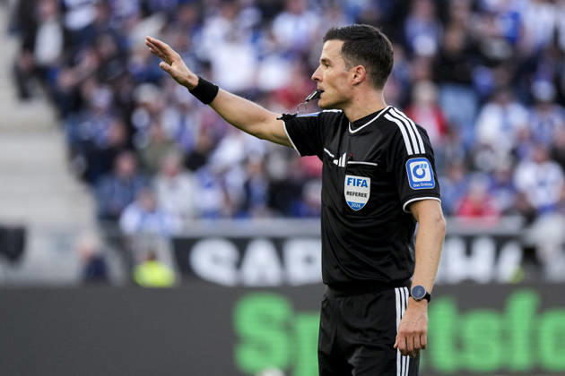 Harm Osmers (Schiedsrichter), gibt Anweisungen, gestikuliert, mit den Armen gestikulieren, Einzelbild, Einzelfoto, Aktion, Action, 10.10.2026, Sinsheim (Deutschland), Fussball, Bundesliga, TSG 1899 Hoffenheim - Hamburger SV, DFB DFL REGULATIONS PROHIBIT ANY USE OF PHOTOGRAPHS AS IMAGE SEQUENCES AND OR QUASI-VIDEO.