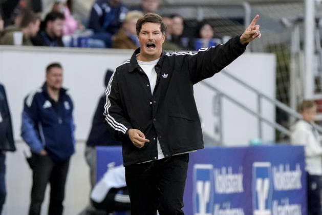Merlin Polzin (Trainer, Cheftrainer, HSV), gibt Anweisungen, gestikuliert, mit den Armen gestikulieren, Einzelbild, Einzelfoto, Aktion, Action, 10.10.2026, Sinsheim (Deutschland), Fussball, Bundesliga, TSG 1899 Hoffenheim - Hamburger SV, DFB DFL REGULATIONS PROHIBIT ANY USE OF PHOTOGRAPHS AS IMAGE SEQUENCES AND OR QUASI-VIDEO.