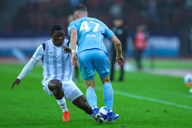 FC Zürich gegen FC Thun Brack Super League 10. Oktober 2026 Umeh Emmanuel (11, FC Zürich, li.) im Zweikampf mit Fabio Fehr (47, FC Thun) während des Fussballspiels der Brack Super League, FC Zürich gegen FC Thun, 10. Oktober 2026, Stadion Letzigrund, Zürich, Schweiz. Zürich Stadion Letzigrund Zürich Schweiz