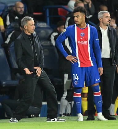 PSG v Le Mans FC - French Ligue 1 PARIS, FRANCE - OCTOBER 10: Luis Enrique (L), head coach of Paris Saint - Germain, speaks to Desire Doue (R) during the French Ligue 1 (L1) soccer match between Paris Saint-Germain (PSG) and Le Mans FC at Parc des Princes stadium in Paris, France on October 10, 2026. Mustafa Yalcin Anadolu Paris France. Editorial use only. Please get in touch for any other usage. Copyright: x2026xAnadoluxMustafaxYalcinx