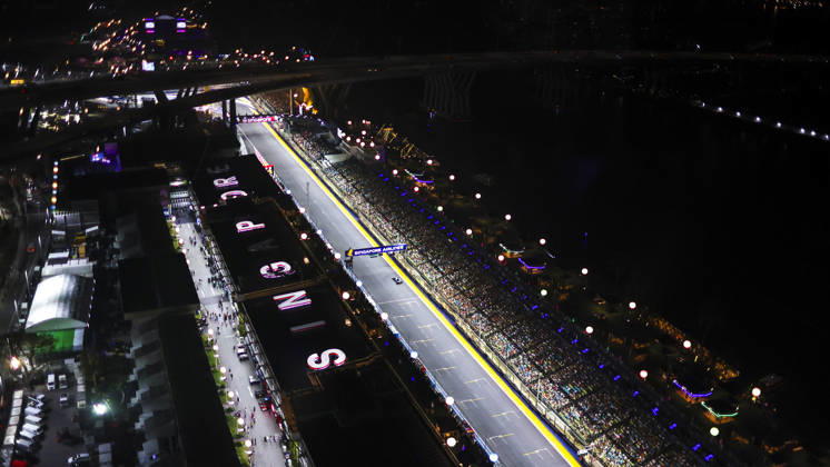 October 10, 2026, Singapore, Kaohsiung City, Singapore: Formula 1 cars compete during qualifying for the 2026 Formula 1 Singapore Grand Prix under the lights at Marina Bay Street Circuit in Singapore. Singapore Singapore - ZUMAh201 20261010_zsp_h201_096 Copyright: xYichinxHoux