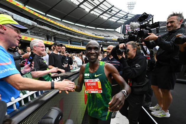 2026 MELBOURNE MARATHON, Eliud Kipchoge of Kenya celebrates with fans after winning the mens marathon during the 2026 Melbourne Marathon Festival in Melbourne, Sunday, October 11, 2026. ( NO ARCHIVING, EDITORIAL USE ONLY MELBOURNE VICTORIA Australia  Copyright: xJAMESxROSSx 20261011166022348558