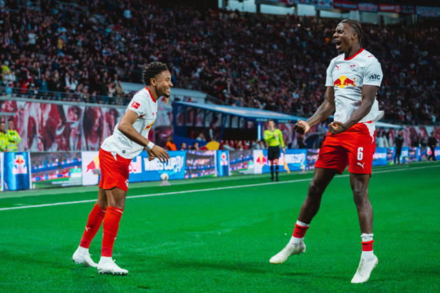 Christopher Nkunku (RB Leipzig, 28) celebrates goal with Ezechiel Banzuzi (RB Leipzig, 6) RB Leipzig vs Eintracht Frankfurt, Bundesliga, Germany, Football, 26 27, GER, Leipzig, Red Bull Arena Stadium DFL regulations prohibit any use of photographs as image sequences and or quasi-video.DFL regulations prohibit any use of photographs as image sequences and or quasi-video. Leipzig Red Bull Arena, Leipzig Sachsen GER Copyright: xBillmanxDubex