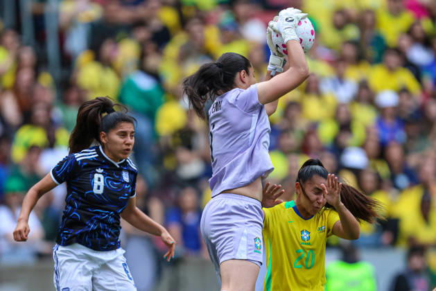 RECORD DATE NOT STATED 10th October 2026; Beira-Rio Stadium, Porto Alegre, Brazil; Friendlies Women Football, Brazil versus Argentina; Goalkeeper Lorena Silva and Mariza Nascimento of Brazil battles for possession with Daiana Falfan of Argentina MaxxPeixoto