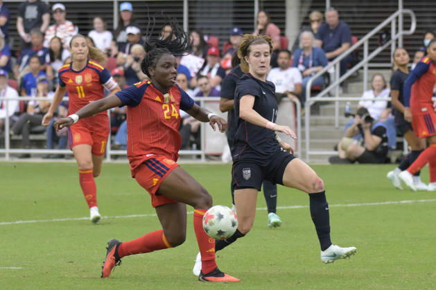 Lindsey Heaps (C) of the United States vies for the ball with Edna Imade (L) of Spain during a friendly match between the USA and Spain women s national teams at Audi Field in Washington, USA, 10 October 2026. Women s Friendly Match: United States vs Spain !ACHTUNG: NUR REDAKTIONELLE NUTZUNG!  Copyright: xLENINxNOLLYx AME4928 20261010-55021649499_1