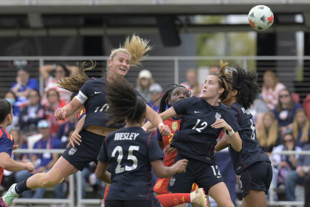 Lindsey Heaps (L) of the United States heads the ball during a friendly match between the USA and Spain women s national teams at Audi Field in Washington, USA, 10 October 2026. Women s Friendly Match: United States vs Spain !ACHTUNG: NUR REDAKTIONELLE NUTZUNG!  Copyright: xLENINxNOLLYx AME4926 20261010-55021649509_1
