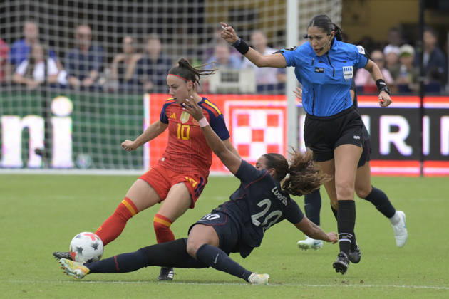 Michelle Cooper (C-bottom) of the United States vies for the ball with Athenea del Castillo (L) of Spain during a friendly match between the USA and Spain women s national teams at Audi Field in Washington, USA, 10 October 2026. Women s Friendly Match: United States vs Spain !ACHTUNG: NUR REDAKTIONELLE NUTZUNG!  Copyright: xLENINxNOLLYx AME4931 20261010-55021649524_1