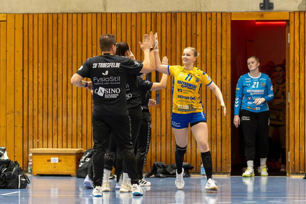 Handball I Damen I Saison 2026-2027 I 2. Bundesliga I 5. Spieltag I SV Todesfelde - HSV Solingen-Gräfrath 76 I 10.10.2026 v.l. Henning Ammen (Trainer, SV Todesfelde), Marit Kristin Kaps (11, SV Todesfelde) Bad-Schwartau Ludwig-Jahn-Halle Schleswig Holstein Deutschland Copyright: xLobeca FabianxLamprechtx