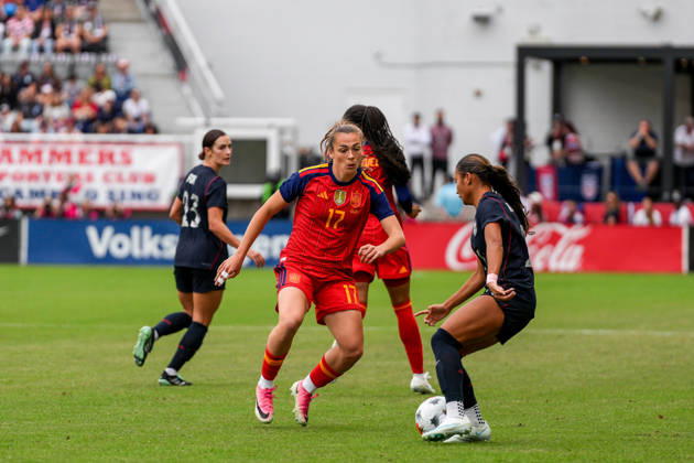 USA v Spain - Women s International Friendly, Länderspiel, Nationalmannschaft WASHINGTON D.C., UNITED STATES - OCTOBER 10: Lucia Corrales (17) of Spain in action against Emily Fox (23) of USA during Women s International Friendly football match between USA and Spain at Audi Field Stadium in Washington D.C., United States on October 10, 2026. Hasan Akbas Anadolu District of Columbia United States. Editorial use only. Please get in touch for any other usage.  Copyright: x2026xAnadoluxHasanxAkbasx