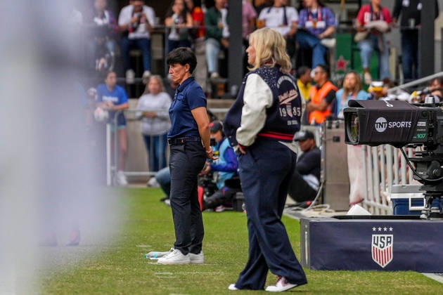 USA v Spain - Women s International Friendly, Länderspiel, Nationalmannschaft WASHINGTON D.C., UNITED STATES - OCTOBER 10: Sonia Bermudez (L), head coach of Spain follows the Women s International Friendly football match between USA and Spain at Audi Field Stadium in Washington D.C., United States on October 10, 2026. Hasan Akbas Anadolu District of Columbia United States. Editorial use only. Please get in touch for any other usage.  Copyright: x2026xAnadoluxHasanxAkbasx