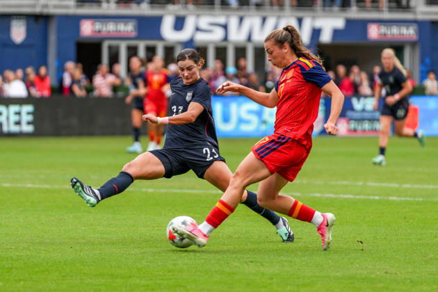 USA v Spain - Women s International Friendly, Länderspiel, Nationalmannschaft WASHINGTON D.C., UNITED STATES - OCTOBER 10: Emily Fox (L) of USA in action against Lucia Corrales (17) of Spain during Women s International Friendly football match between USA and Spain at Audi Field Stadium in Washington D.C., United States on October 10, 2026. Hasan Akbas Anadolu District of Columbia United States. Editorial use only. Please get in touch for any other usage.  Copyright: x2026xAnadoluxHasanxAkbasx